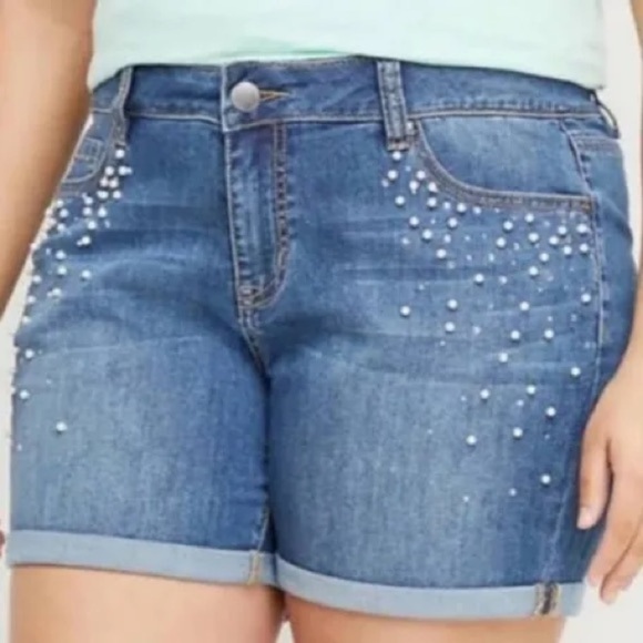 Lane Bryant Mid ~Rise Girlfriend Essential Stretch Short Sz 26 Plus Pearl Detail - Picture 2 of 7